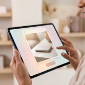 Une personne utilise une tablette affichant une interface de publicité Instagram pour un produit de commerce en ligne.