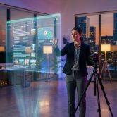 Une photographe utilisant une interface numérique holographique pour gérer son référencement SEO.