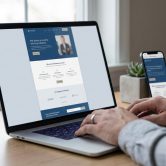Une personne travaillant sur un ordinateur portable affichant une maquette de site web one-page sur un bureau en bois.