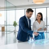 Professionnels analysant une carte du monde numérique avec des données de croissance dans un bureau moderne.