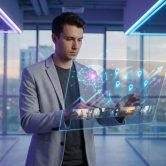 Un homme d'affaires utilisant une interface holographique futuriste affichant des données d'IA et de marketing.